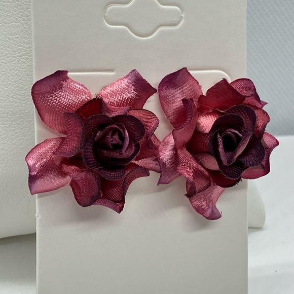 Cute Maroon/White Faux Flower Silver Push Back Stud Earrings A-09 - Picture 3 of 6